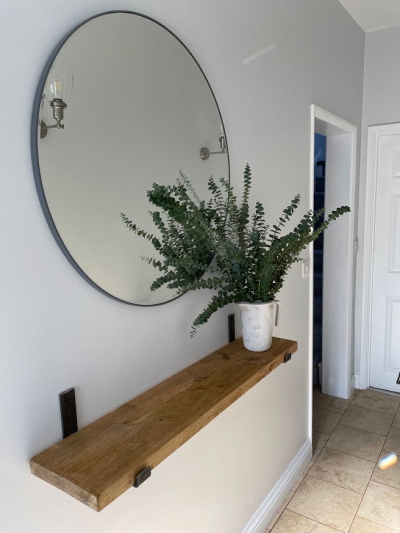 Hallway with a round mirror