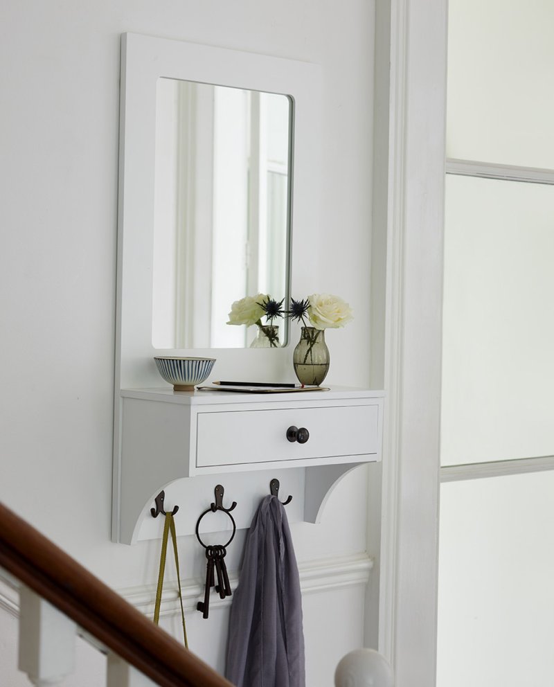 Shelf with a mirror in the hallway