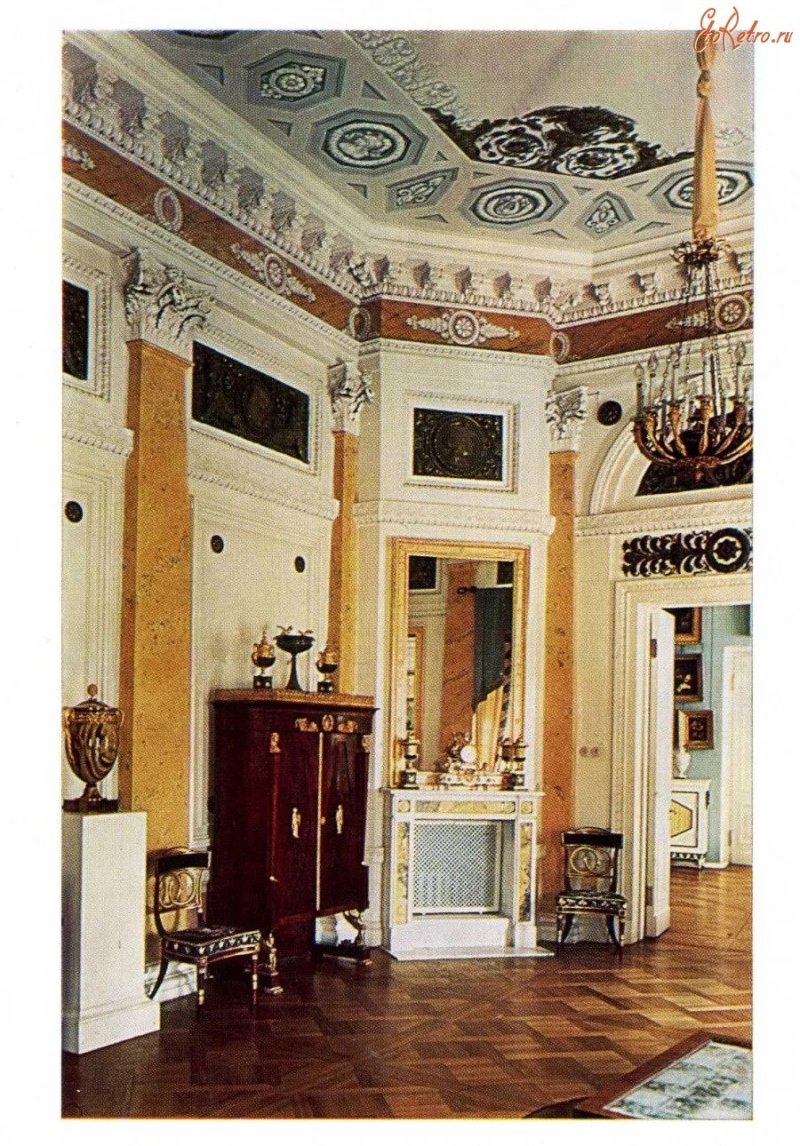 Corner living room of the Pavlovsky Palace