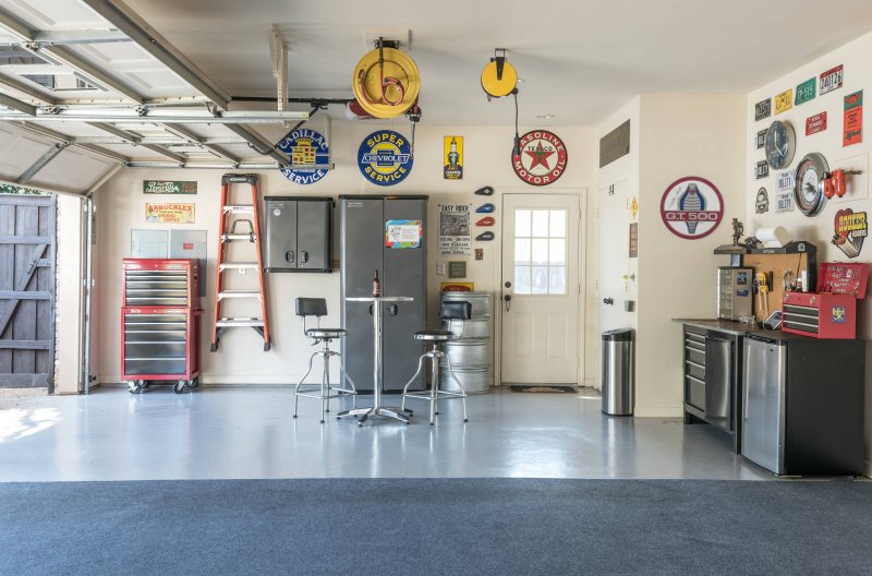 Garage inside