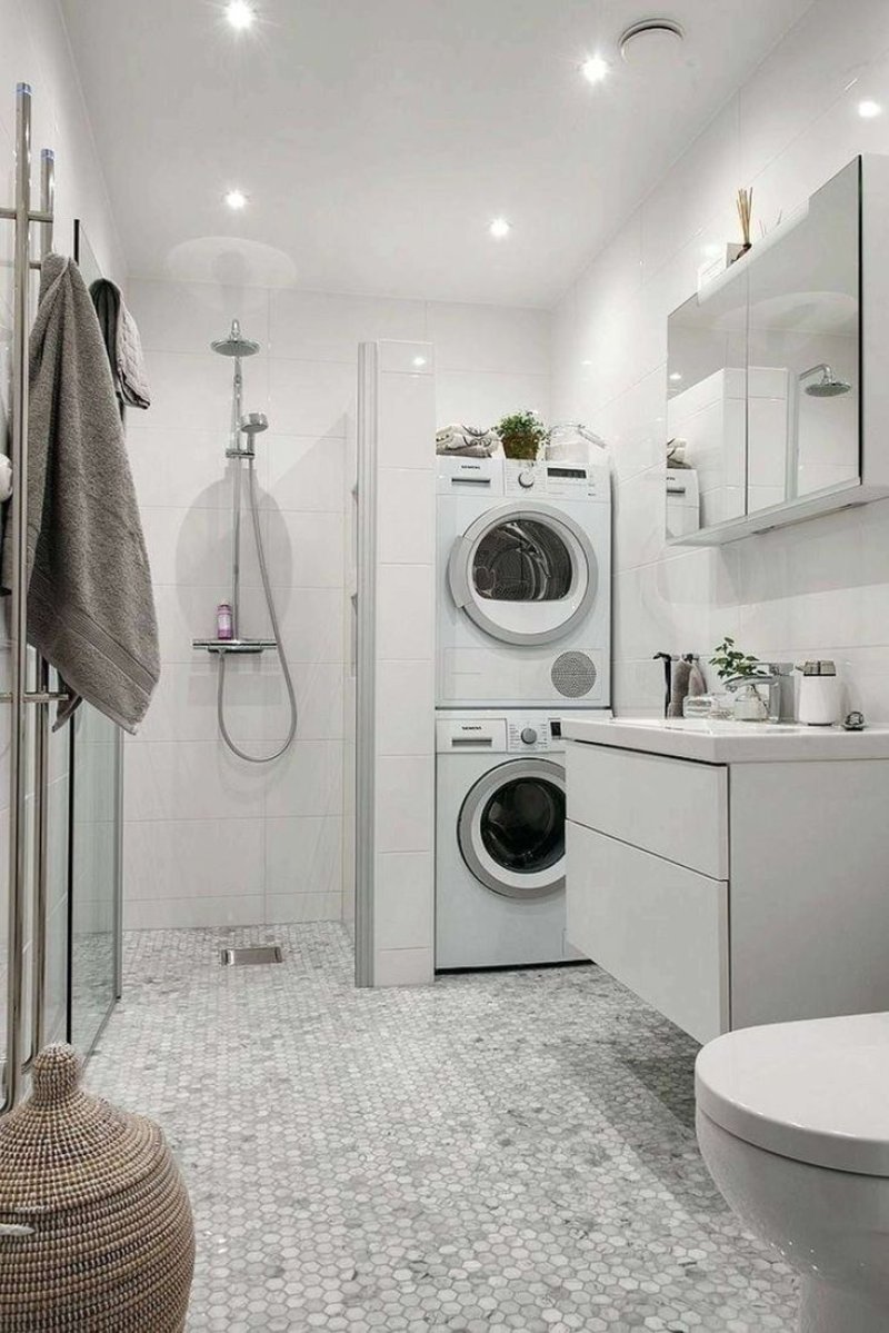 Bathroom with toilet and washing machine