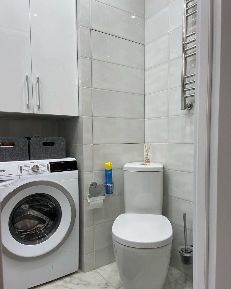 Bathroom with toilet and washing machine