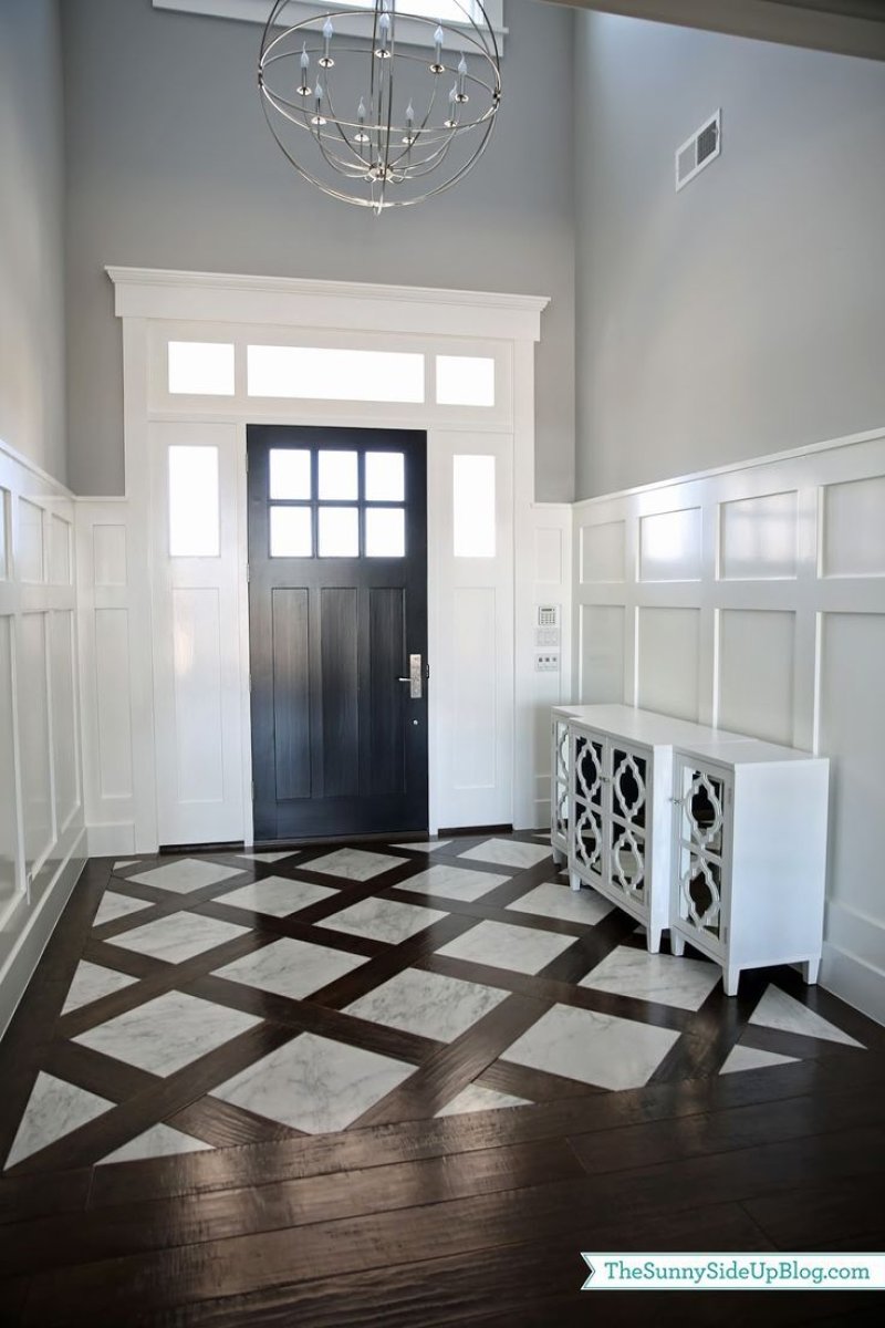 Porcelain stoneware in the interior of the hallway