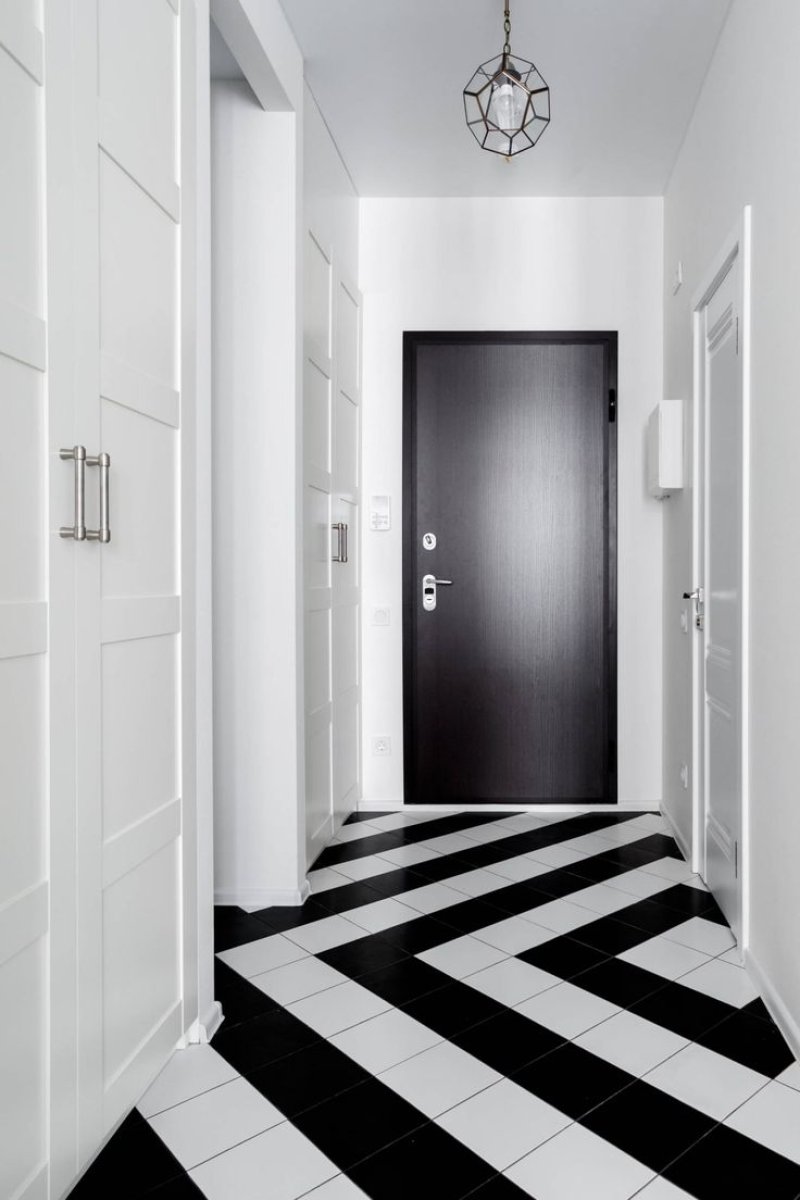 Black white tile in the hallway