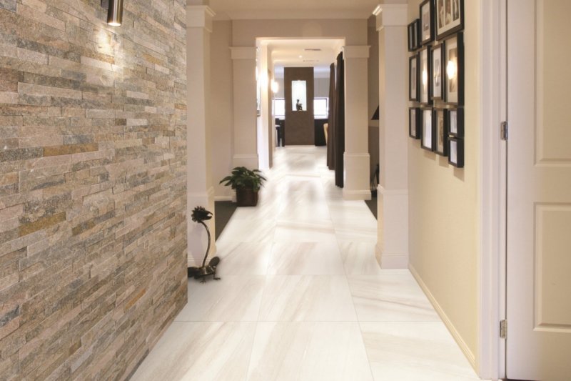 Porcelain stoneware in the corridor