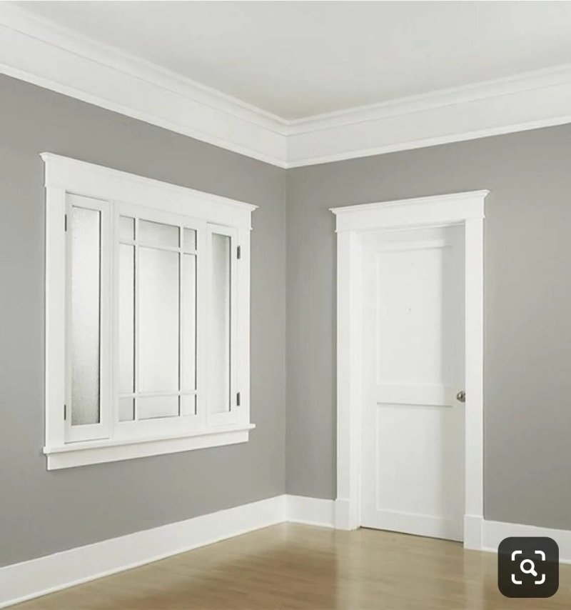 White skirting boards in the interior