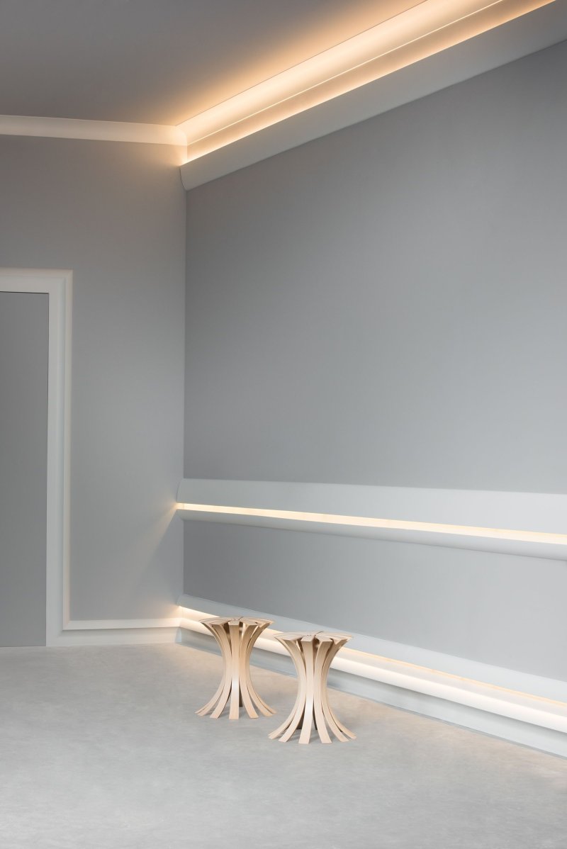 Skirting board for backlighting