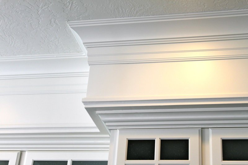 Ceiling skirting board in the interior