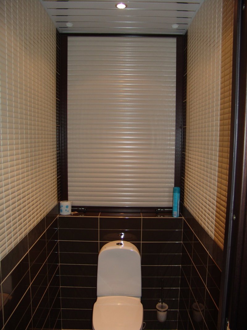 Blinds to the toilet