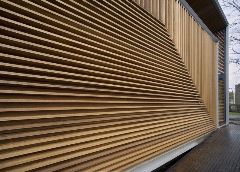 Facade finish by a wooden rail