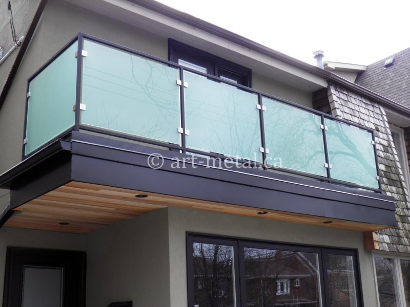 Balcony glass fence