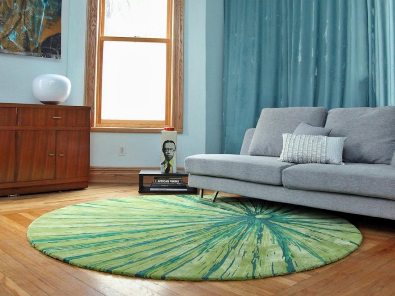 Round carpet in the interior of the living room