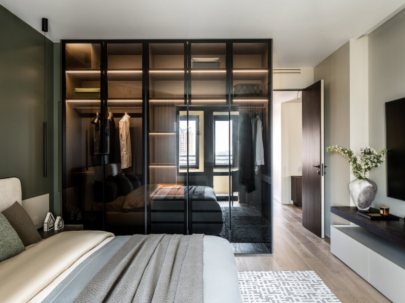 Built -in wardrobe in the bedroom design of the insides