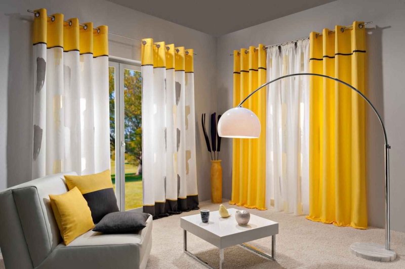 Yellow curtains in the interior