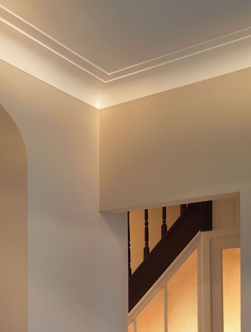 Ceiling skirting boards with backlighting