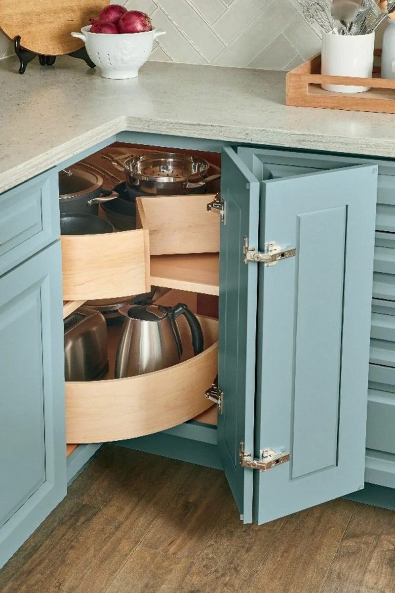 Corner kitchen cabinet