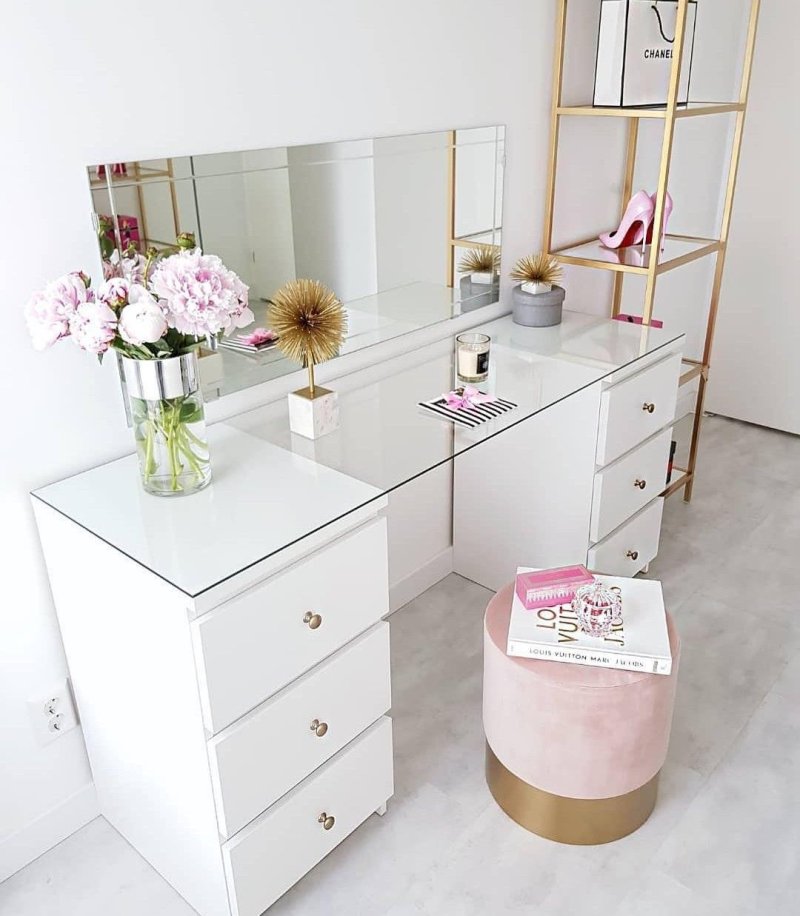 Toilet table in the bedroom