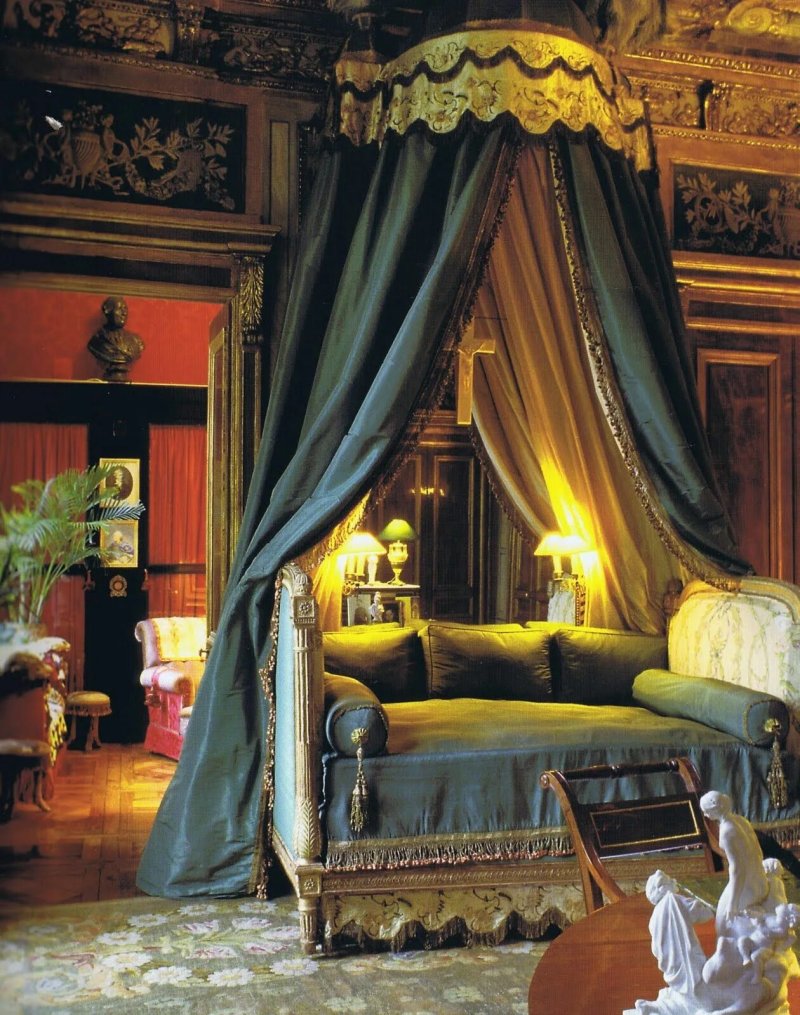 Victorian -style bedroom