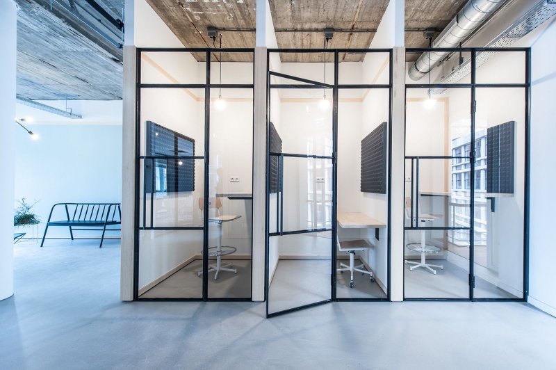 Whole -glass partitions of the loft