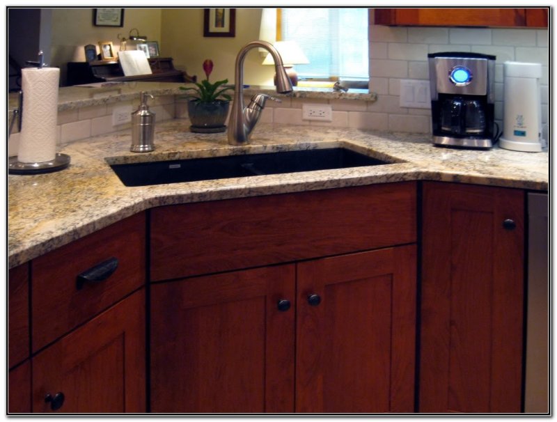 Corner sink in the kitchen