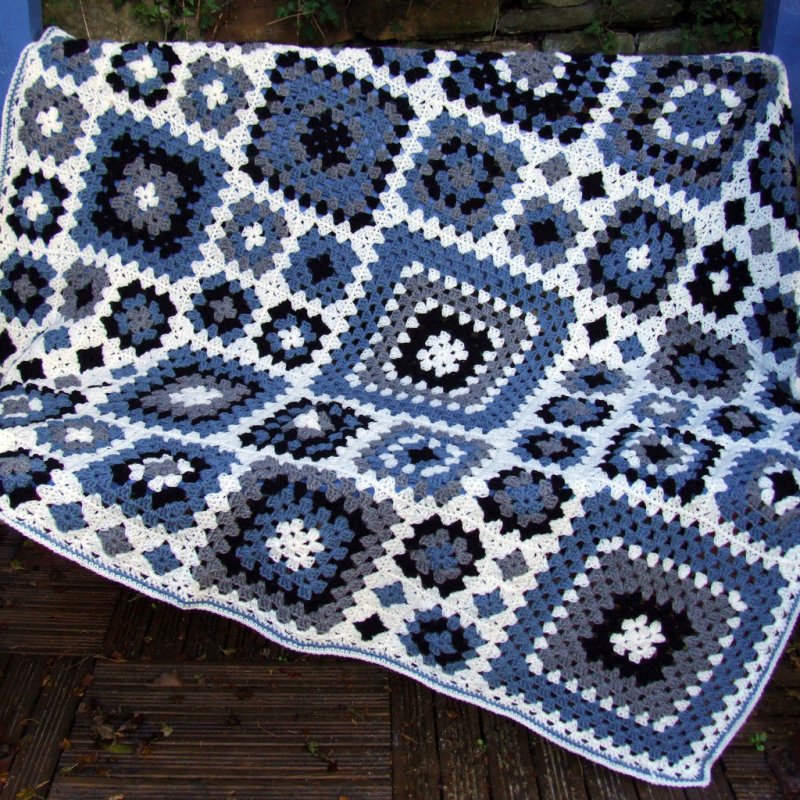 Crochet blanket grandmother's square postila