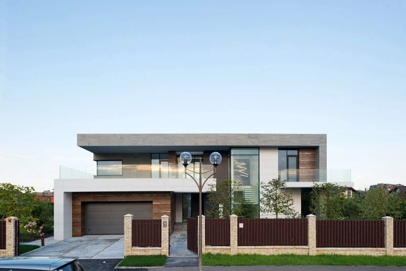 House with a flat roof monolith 170 m