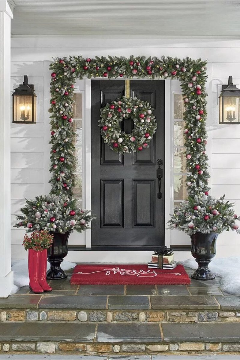 Decoration of the entrance door for the New Year