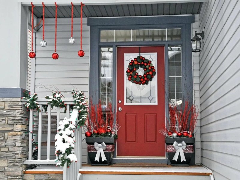 New Year's decoration of the porch