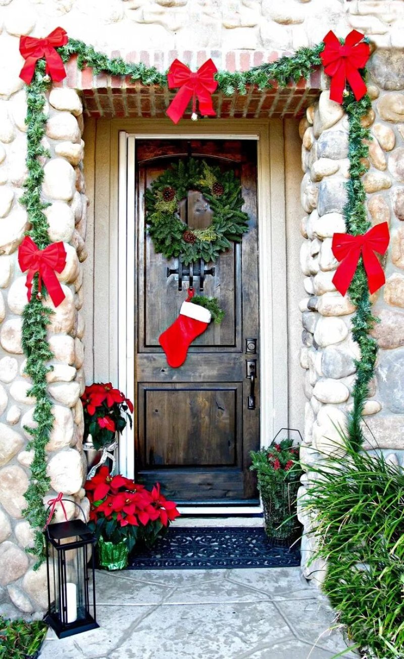 Decoration of the entrance door for the New Year