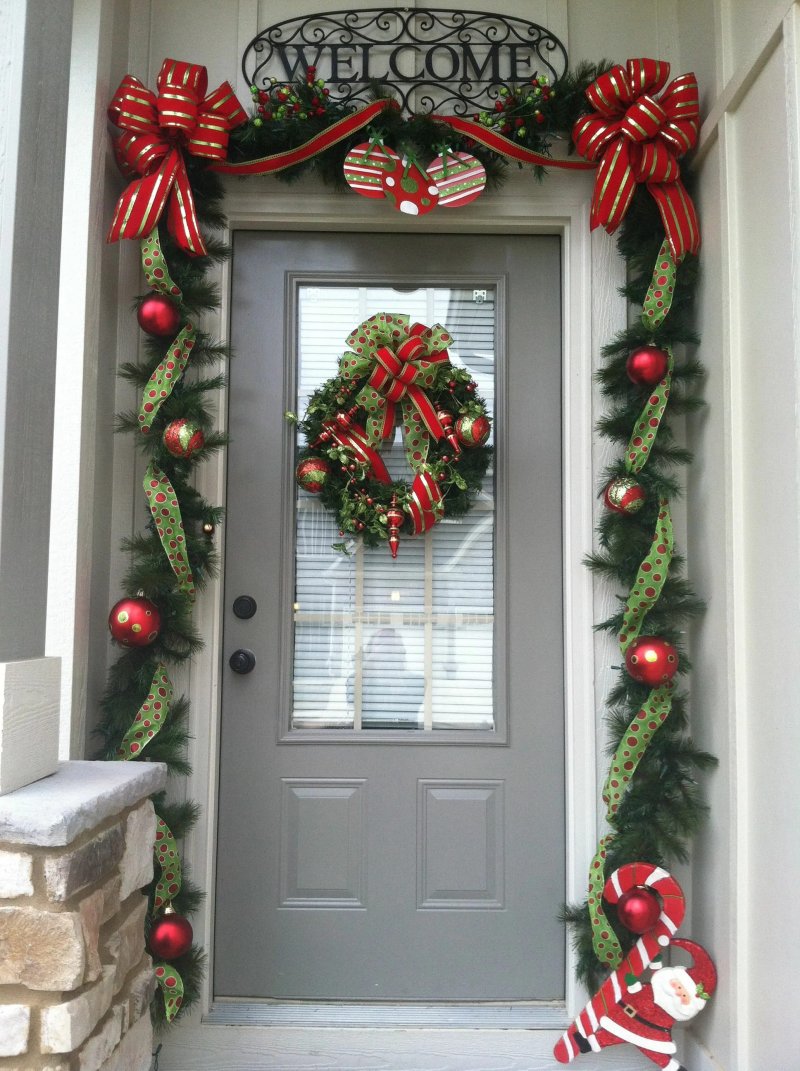 Decoration of the entrance door for the New Year