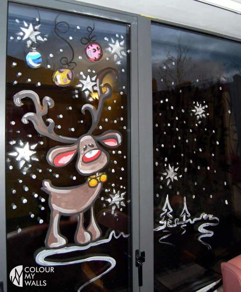 New Year's drawings on windows