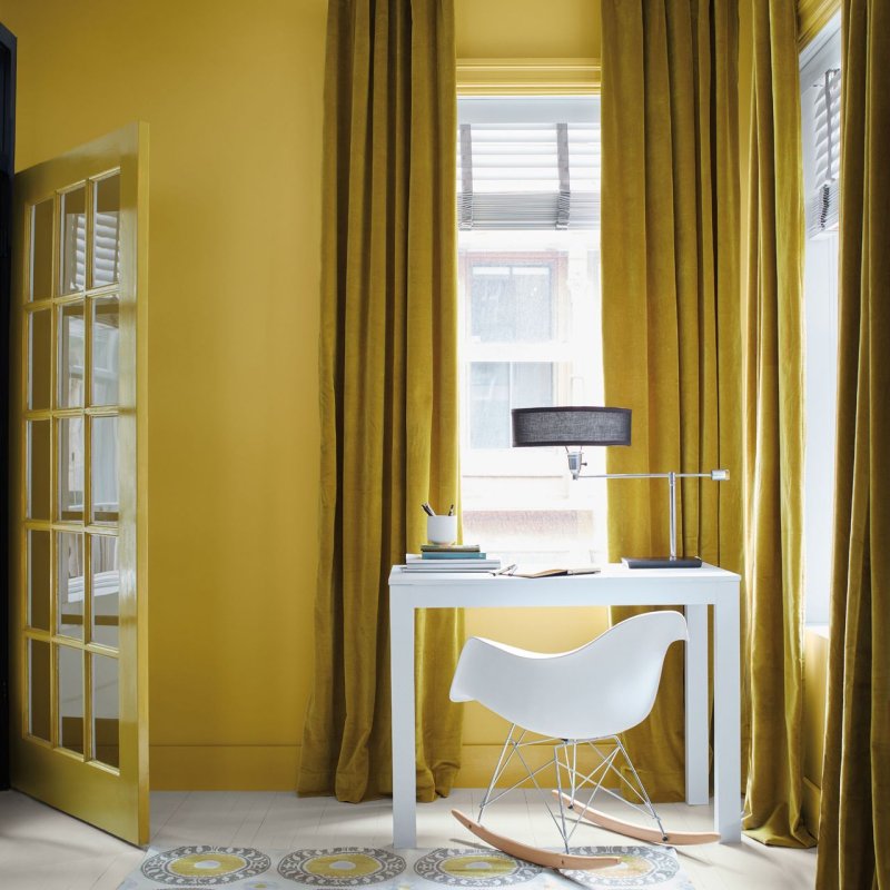 Yellow curtains in the interior