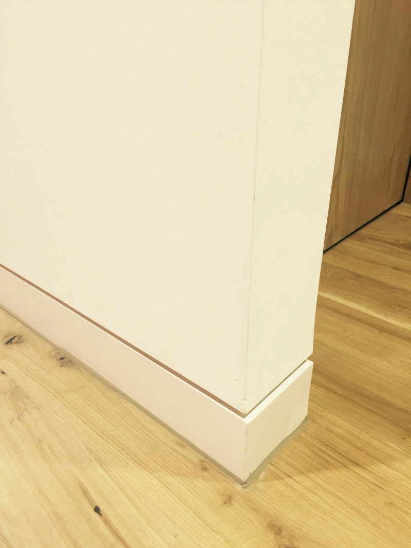 Skirting board in the interior