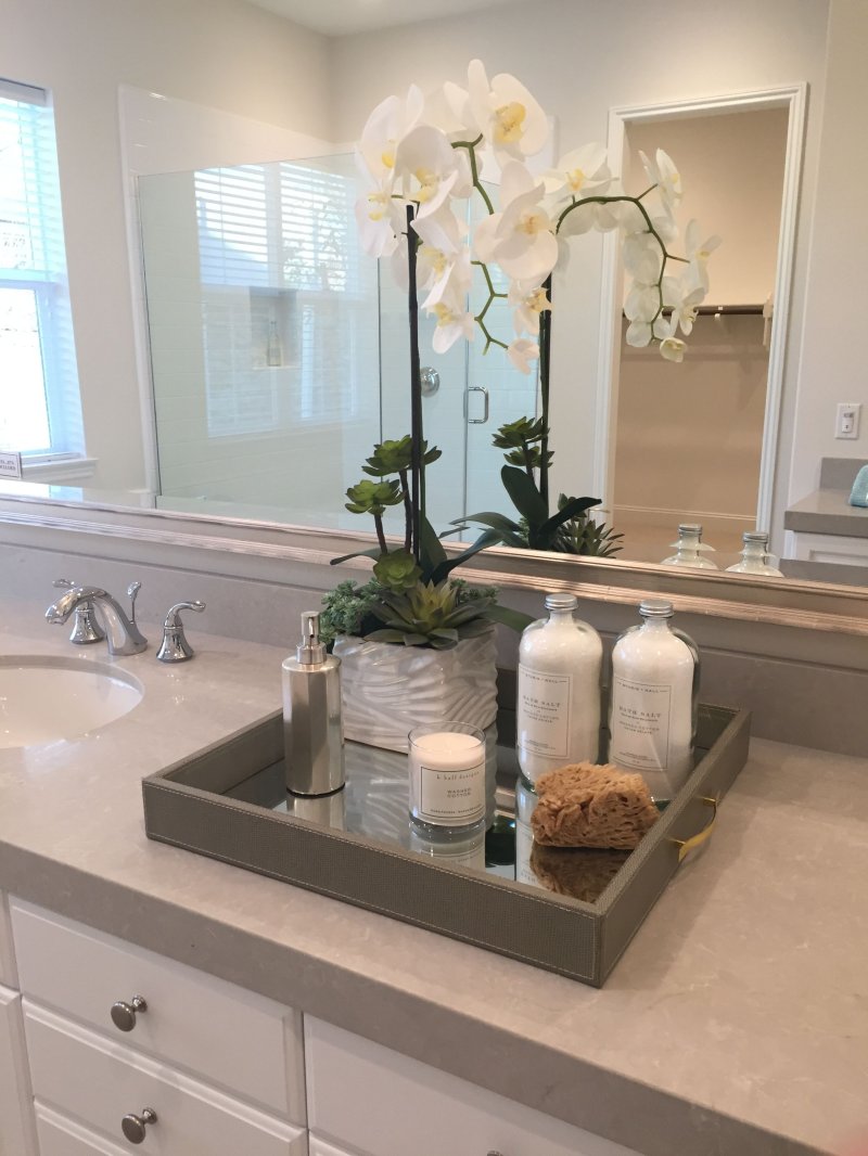 Artificial flowers in the interior of the bathroom