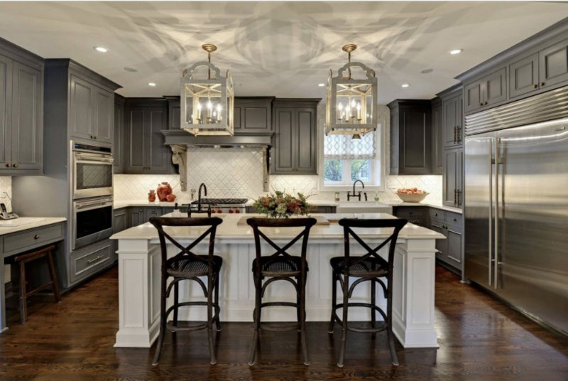 Kitchen-dining room with a neoclassic island