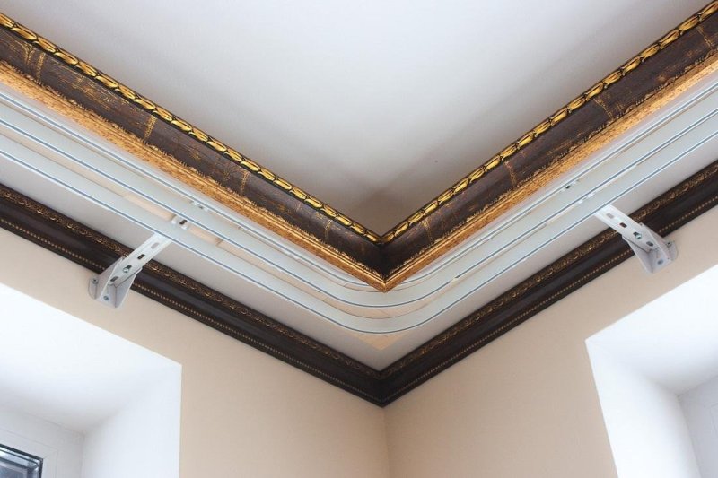 Ceiling cornice for curtains