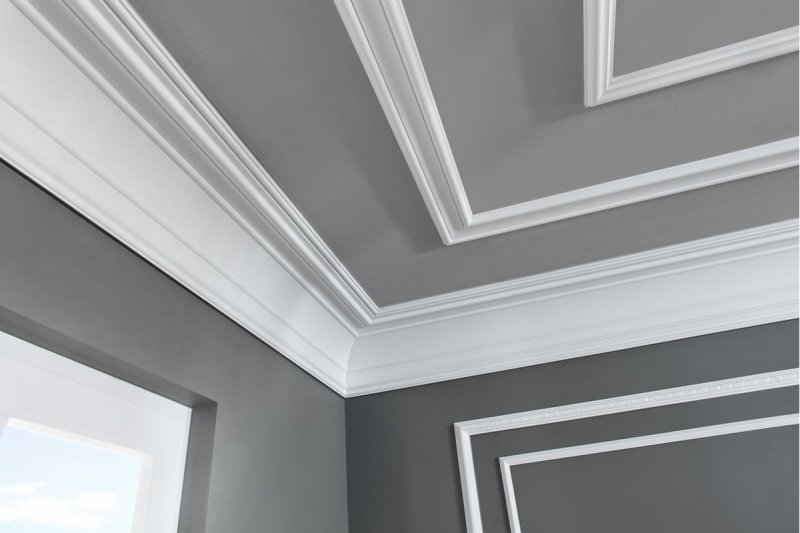 Ceiling skirting board in the interior