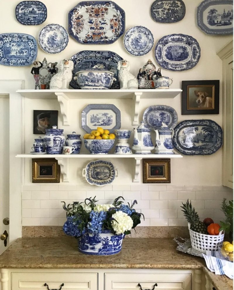 Decorative plates in the interior of the kitchen