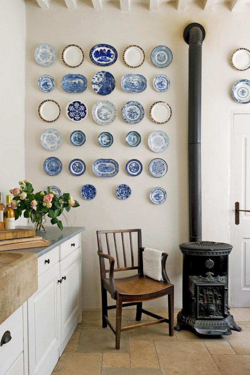 Plates on the wall in the interior of the kitchen