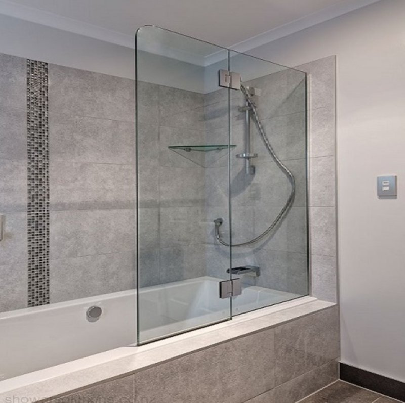 Glass partition for a bath