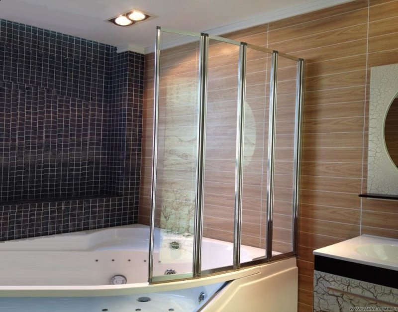 Bath with glass curtain