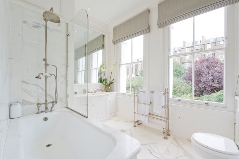 Bath with glass curtain in the interior