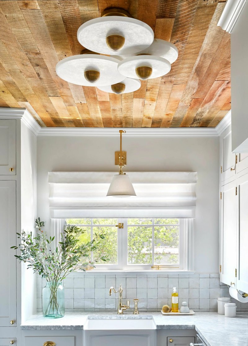 Ceiling decor in the kitchen