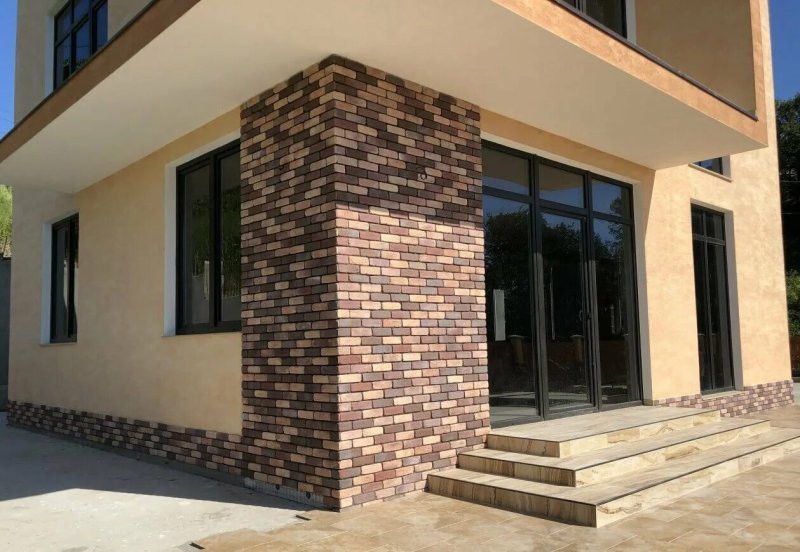 Clinker tile facade