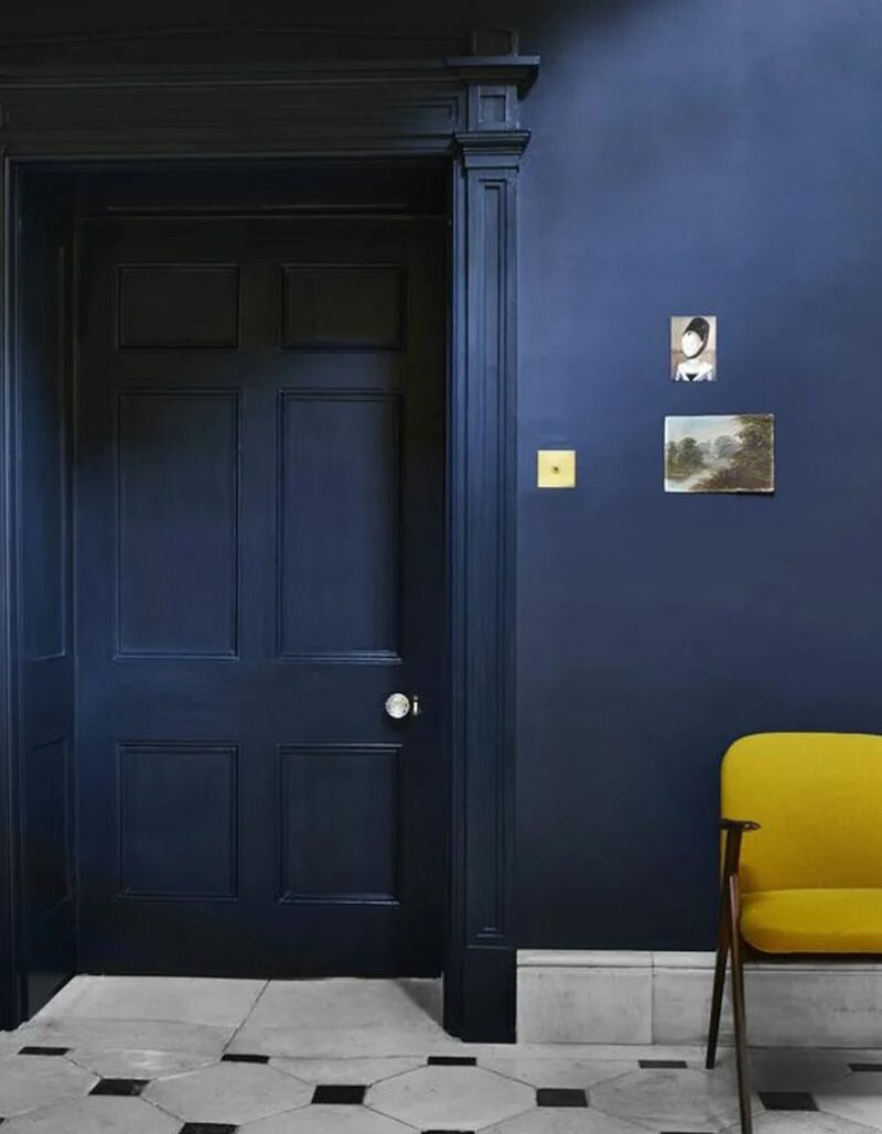 Dark blue walls in the interior