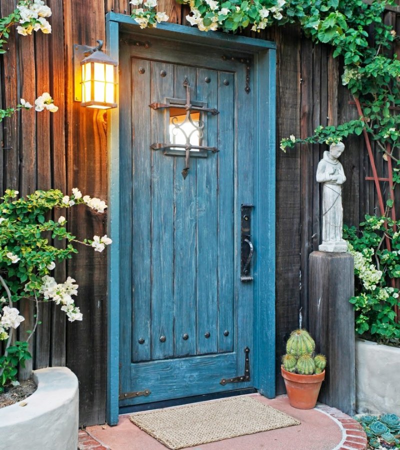 District -style doors