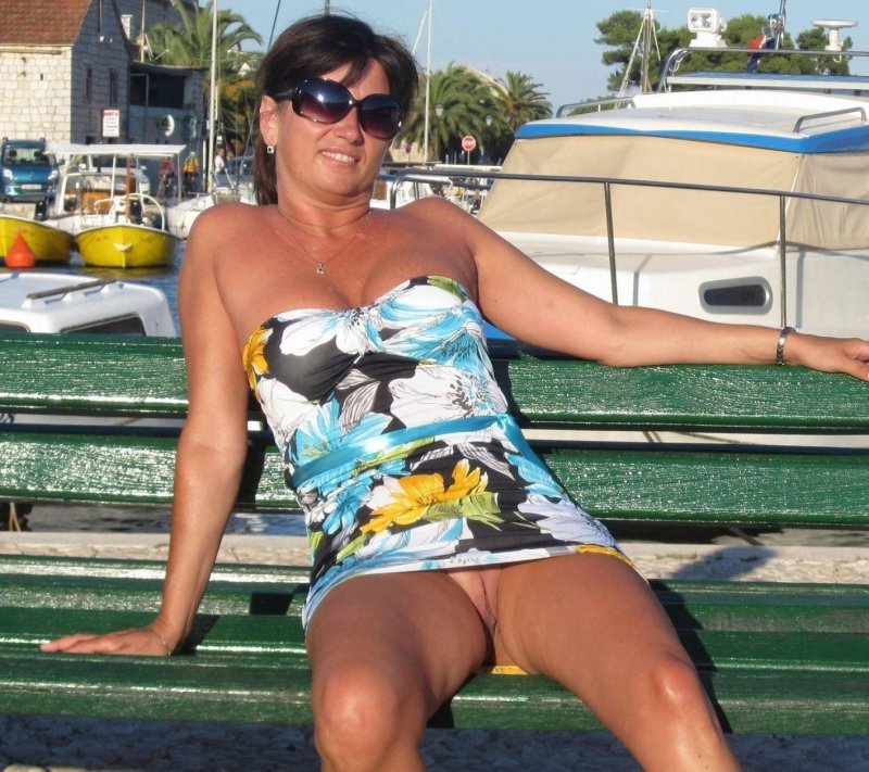 Ladies on vacation without panties