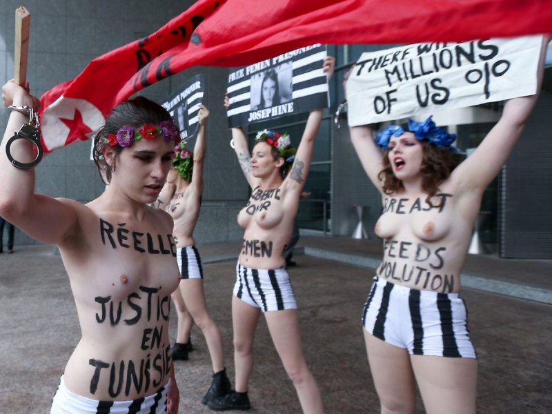 Femen shares without panties
