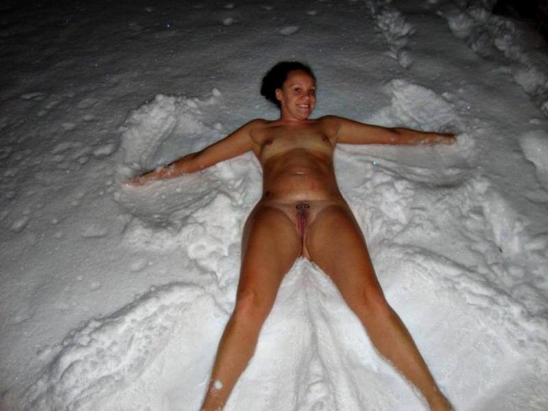 Bathing in the hole without panties