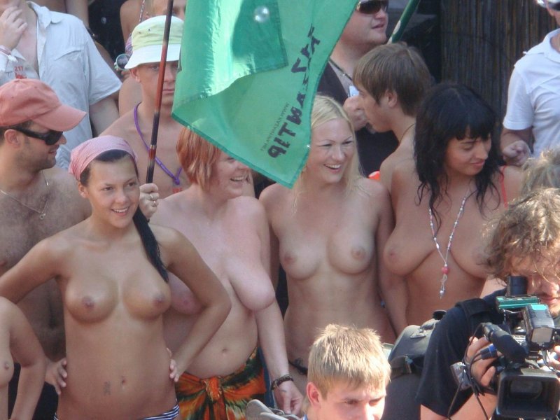 Beach parties Topless